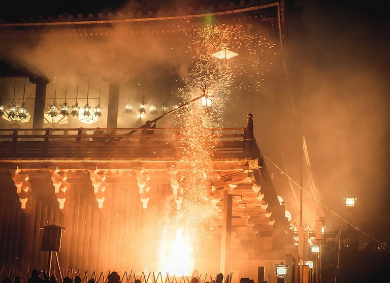 水指(東大寺二月堂) 龍の謂れとかたち 東大寺二月堂の手水舎の龍